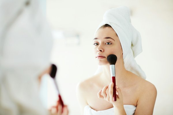 Comment adapter votre routine de maquillage pour un look de soirée chic?